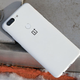 El OnePlus 5. (Foto: Sam Rutherford / Gizmodo)